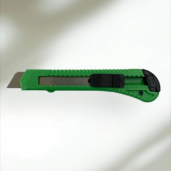 CUTTER PLASTICO DE 18 MM RETRACTIL